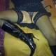 a gambe aperte